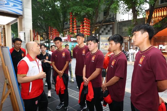 又一部聚焦曼森杀人案的片子来了，希拉里·达芙将主演《难以忘记的莎朗·塔特》(The Haunting of Sharon Tate)，扮演莎朗·塔特。1969年8月9日，时为导演罗曼·波兰斯基老婆的塔特和4位伴侣在比弗利山庄的豪宅中被杀人狂查尔斯·曼森和跟随者残暴杀死，间隔她临蓐仅剩2周。塔特被捅了16刀，凶手用她的血在家门口写下了“猪”的字样。乔纳森·本内特扮演塔特有庇护欲的前男朋友兼密友，莉迪亚·赫斯特也参演。Daniel Farrands自编自导，从塔特的角度来说述在被谋杀之前她的最后光阴。故工作节从塔特的一段采访中罗致灵感，在事发一年前，塔特流露她梦到鬼魂缭绕在她的房里，并预感到本身死在险恶的邪教手中。由Skyline Entertainment投资和建造，Lucas Jarach和Eric Brenner担负制片人。